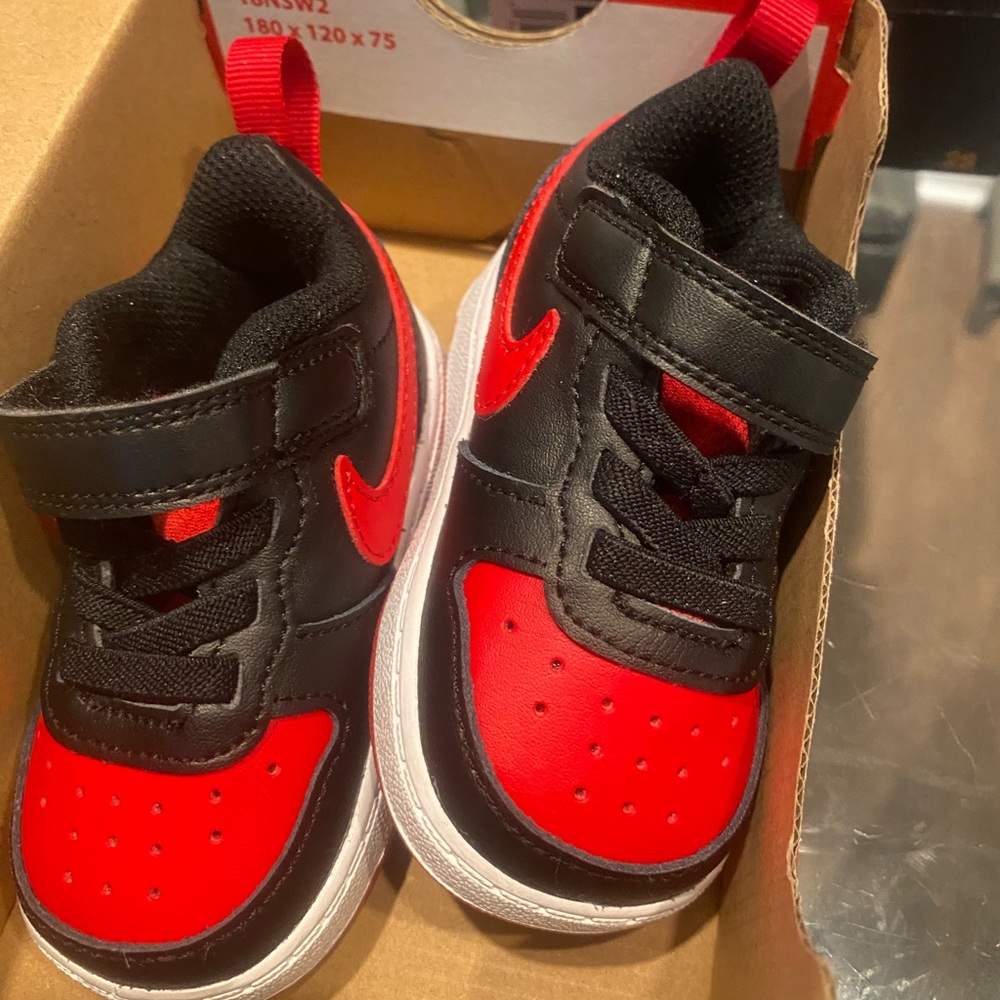 Black and Red Low Top size 4